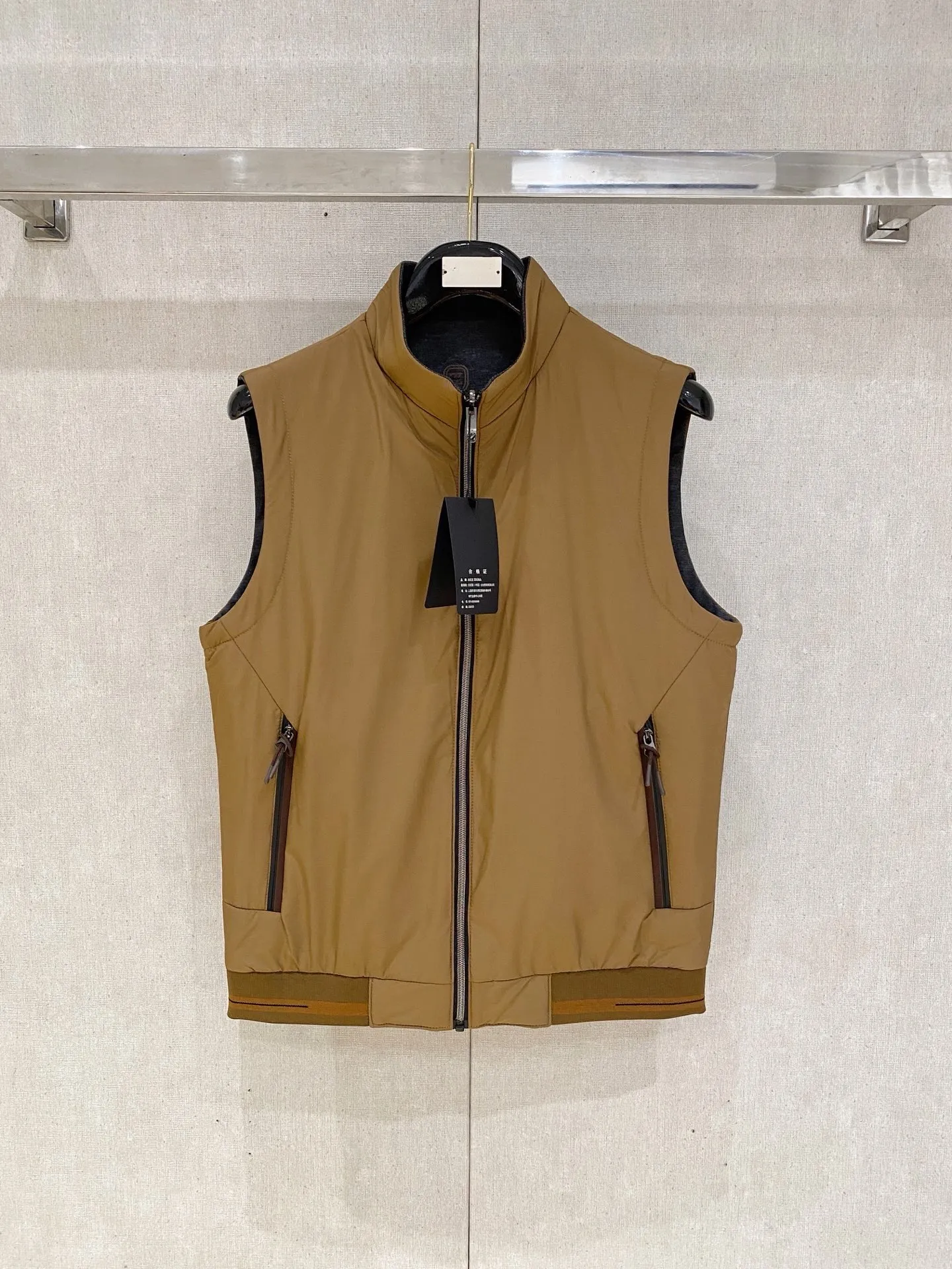 Zegna ： ， ， ， ； ， ， ， ， Classic 。 ： ， ， ， ； ， ； ， ， 。 ： ， ， ； ， ， T 、 、 ； ， ， ， 。 ： 、 、 ， ， Versatile 。 ： Cream White/Khaki/ /Black（ Gray ） Sizes：M-4XL